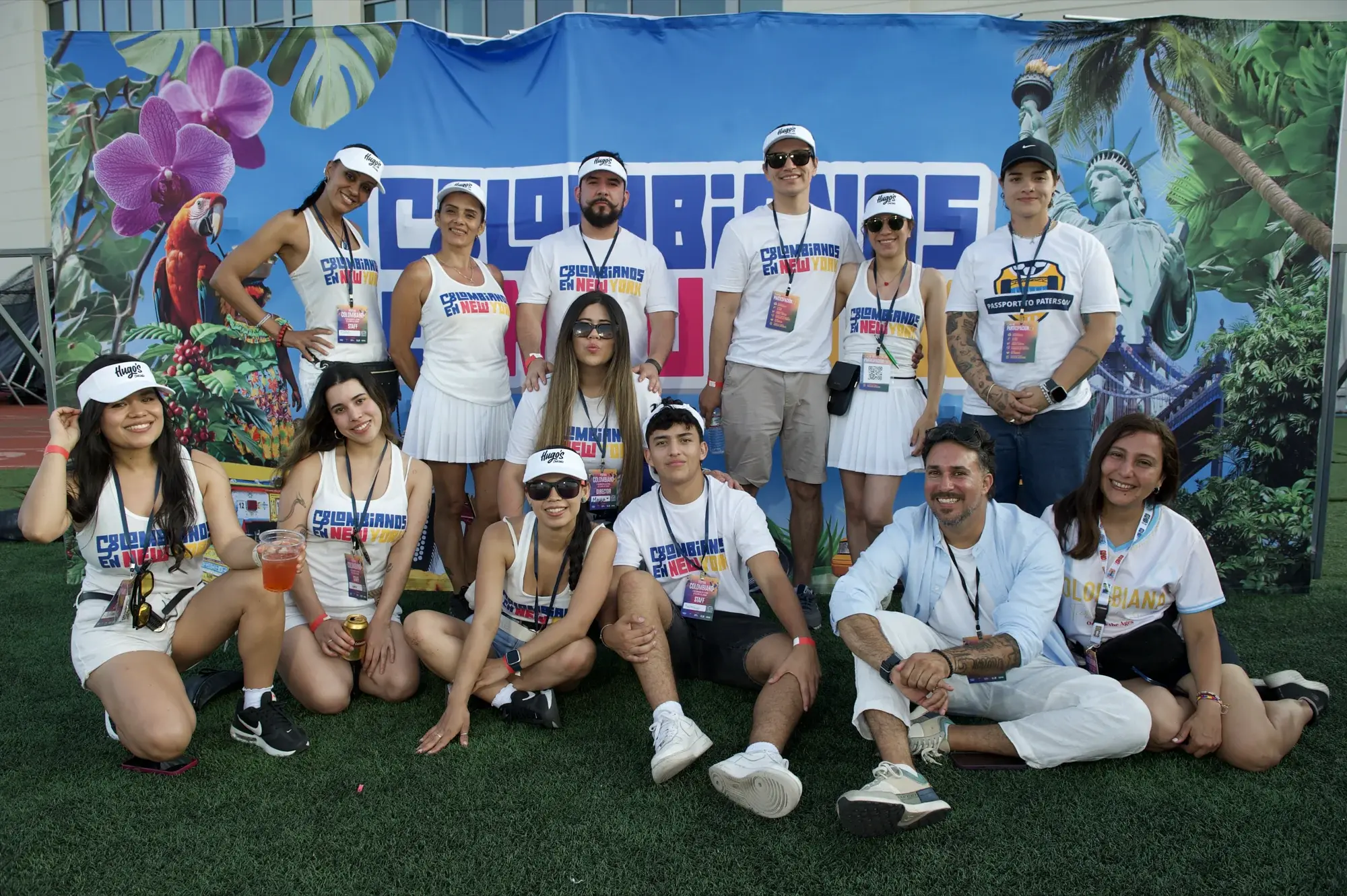 El equipo de COLENNY, reunido y celebrando en un evento de la comunidad en Nueva York